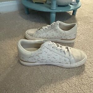 A New Day fashion sneakers in a light cream with a subtle pattern Size 6.5